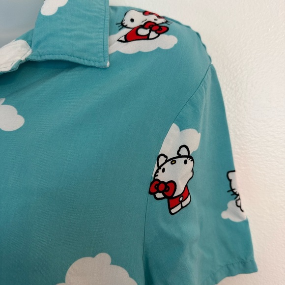 🌸3/$12 kitty blouse size M, in excellent condition - Picture 7 of 7